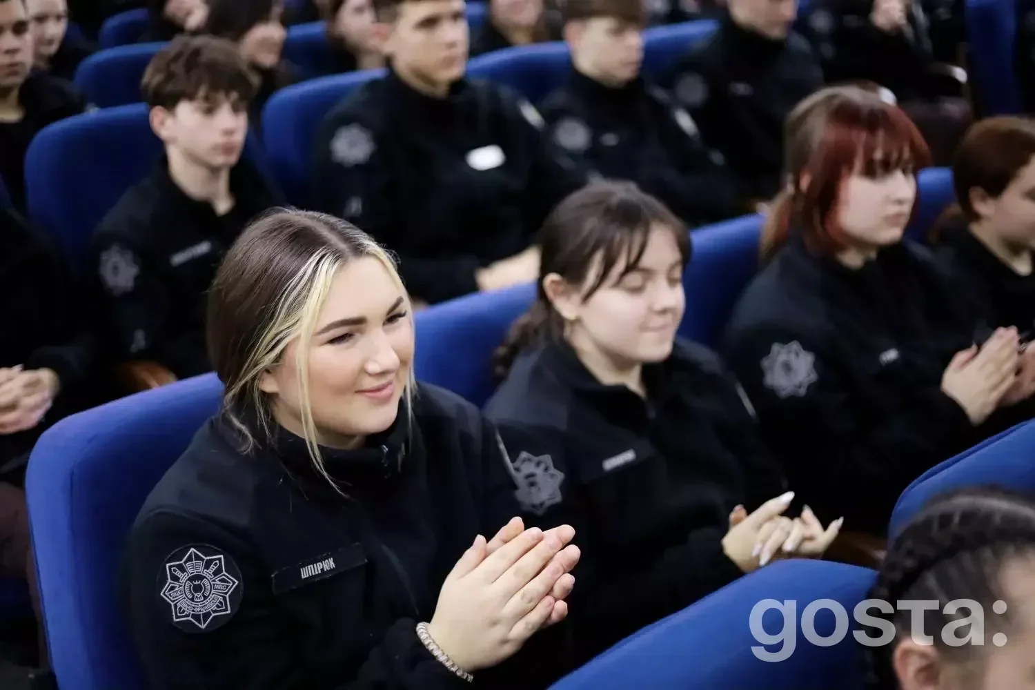 Ліцеїсти аплодують на зустрічі із гуртом «Антитіла» в Івано-Франківському ліцеї МВС України.