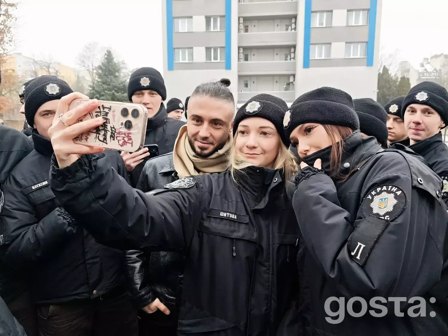 Музиканти групи роблять селфі з ліцеїстами МВС на зустрічі в Івано-Франківську.