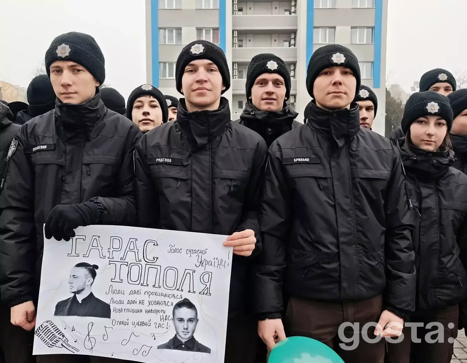 Ліцеїсти в формі з плакатом на честь гурту «Антитіла» під час зустрічі в Івано-Франківську.
