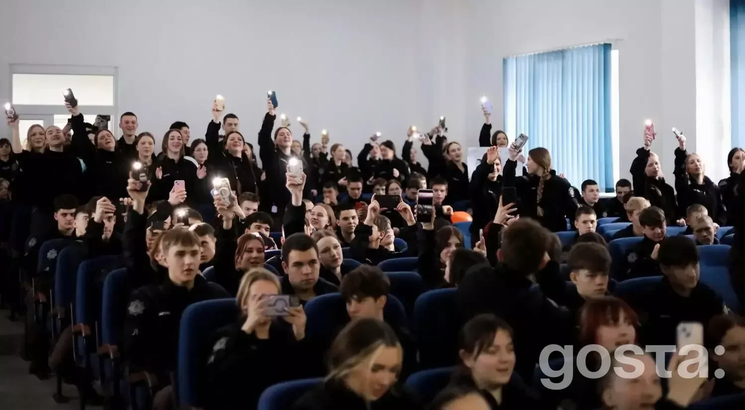 Ліцеїсти з телефонами під час зустрічі з гуртом «Антитіла» в Івано-Франківську. Зал, наповнений енергією спілкування.