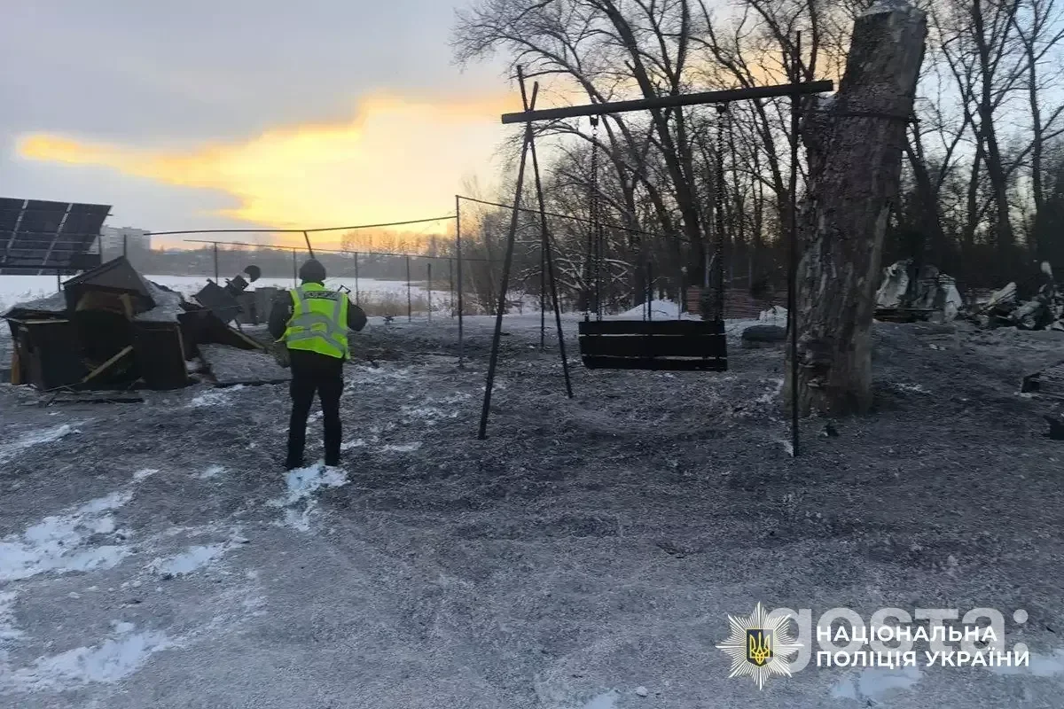 Поліцейський на місці обстрілів в Україні, зруйнована інфраструктура, зимовий пейзаж.