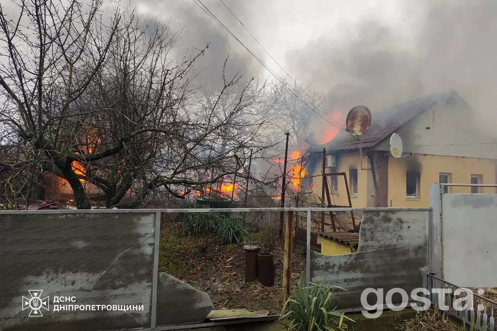 Вогонь і дим із пошкодженої будівлі після російських атак в Україні, зруйнована інфраструктура.