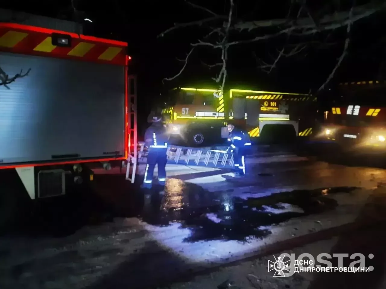 Рятувальники працюють на місці обстрілу вночі, пожежні машини з увімкненими проблисковими маячками.