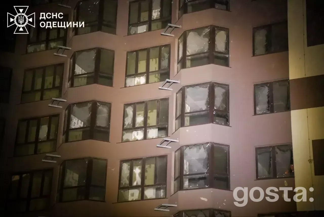На зображенні видно пошкоджений фасад багатоповерхового будинку після обстрілу в Україні.