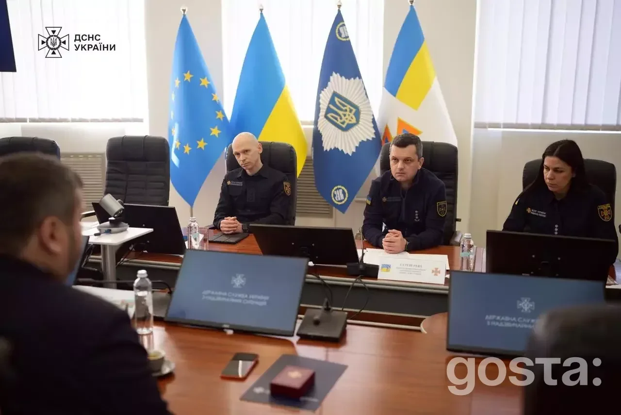 Рятувальники ДСНС України на зустрічі з послом, обговорюючи гуманітарну допомогу від Азербайджану.