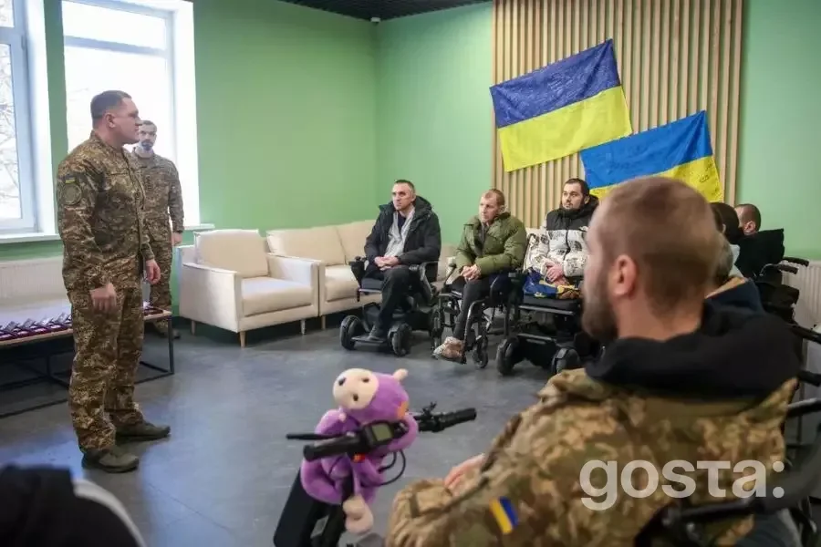 Командувач НГУ Олександр Півненко відвідує поранених нацгвардійців у медзакладі, вручає відзнаки за стійкість.