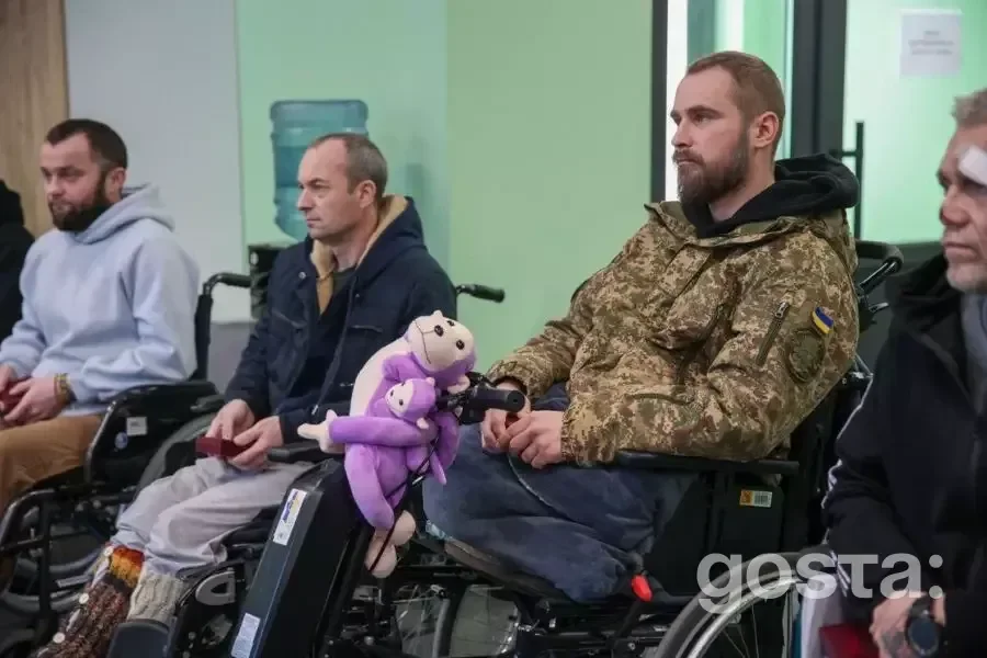 Поранені воїни НГУ в інвалідних візках під час зустрічі з командувачем Олександром Півненком для підтримки та нагороджен