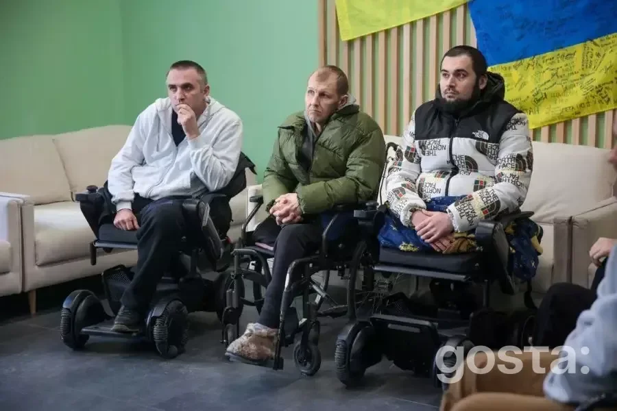 Командувач НГУ зустрівся з пораненими військовими, які проходять лікування, для підтримки та вручення нагород.