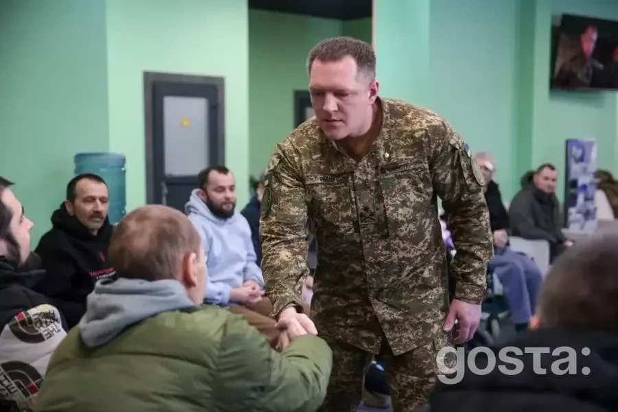 Командувач НГУ відвідує поранених бійців у лікарні, виражаючи підтримку та вручає нагороди за мужність і силу духу.