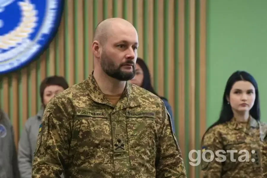 Командувач Національної гвардії України відвідує поранених військових у лікарні.