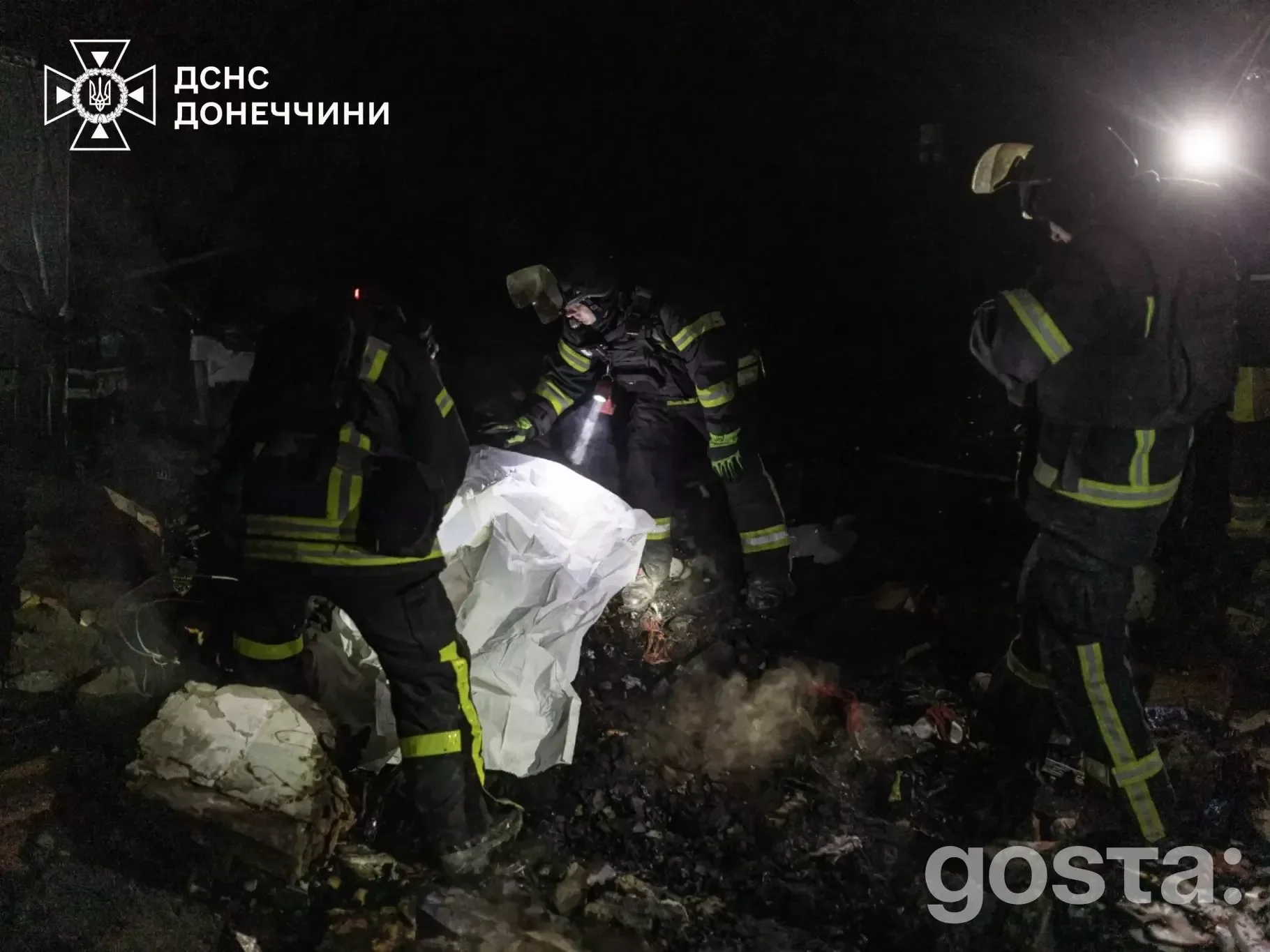 Пожежники гасять пожежу в нічний час після обстрілів на Донеччині. Рятувальники ліквідують наслідки атаки дронами.