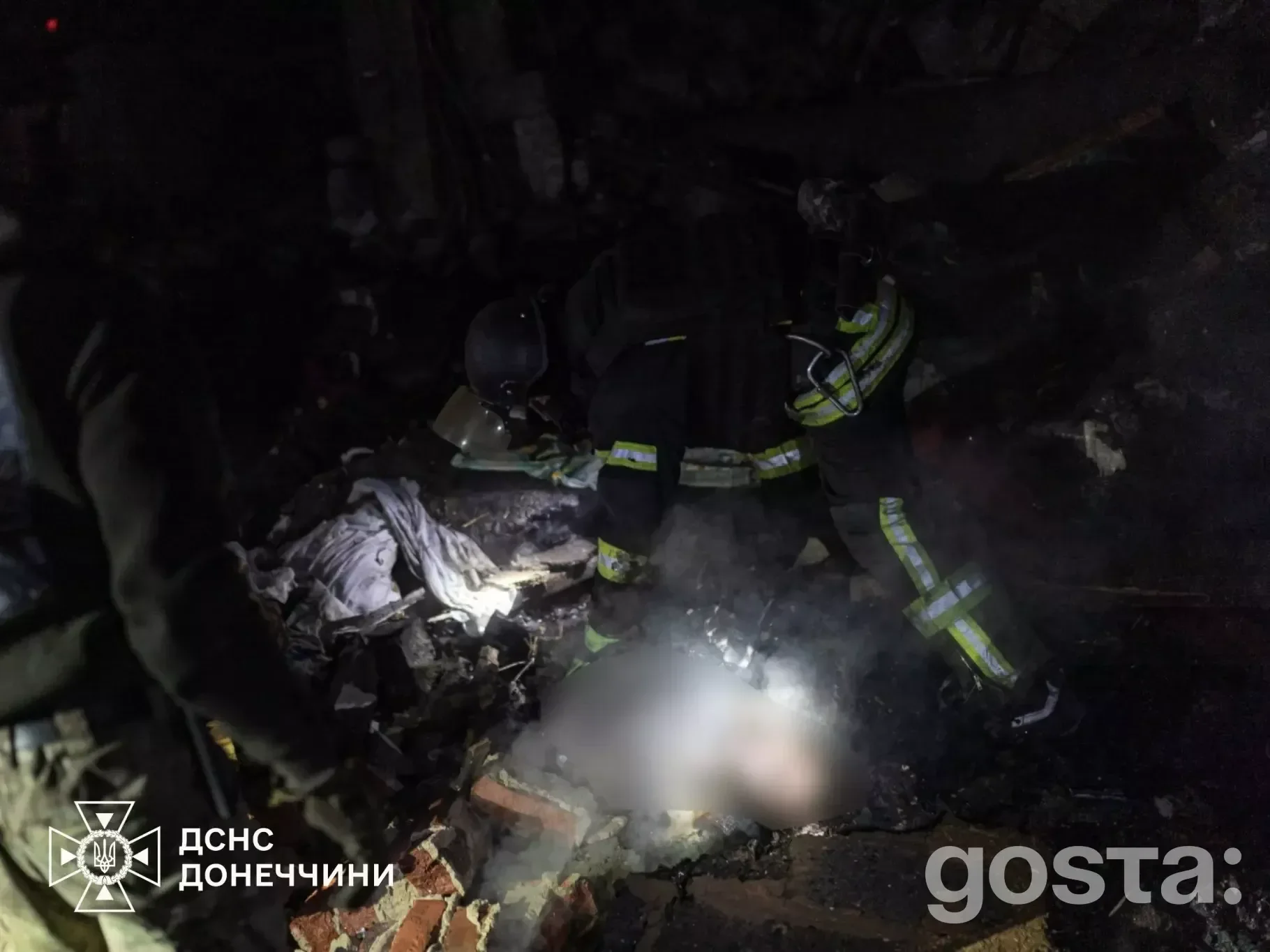 Рятувальники працюють на місці руйнувань після обстрілу в Донецькій області, нічні рятувальні роботи.