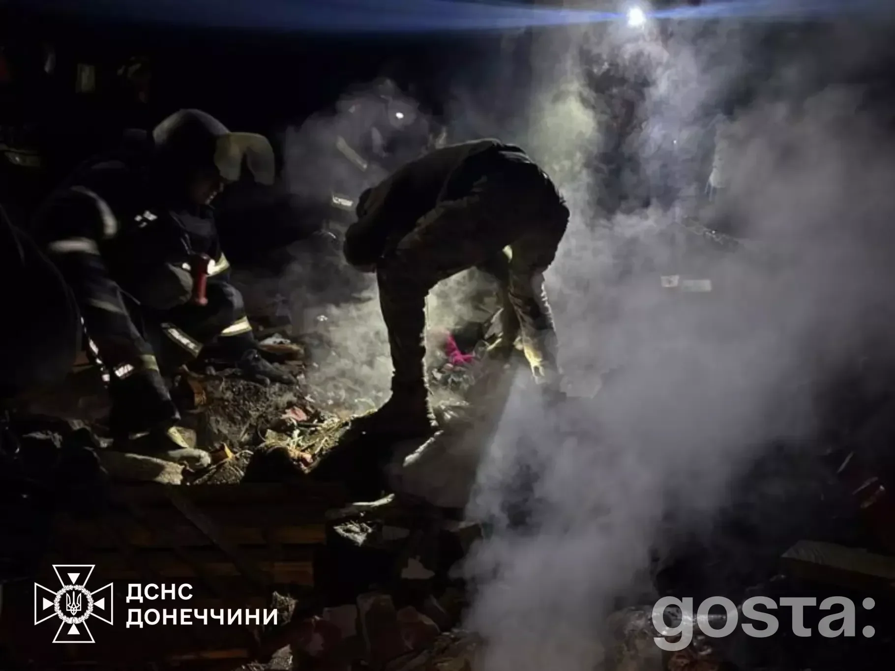 Рятувальники ДСНС на місці обстрілу в Донецькій області, розчищення завалів після атаки, дим і уламки вночі.