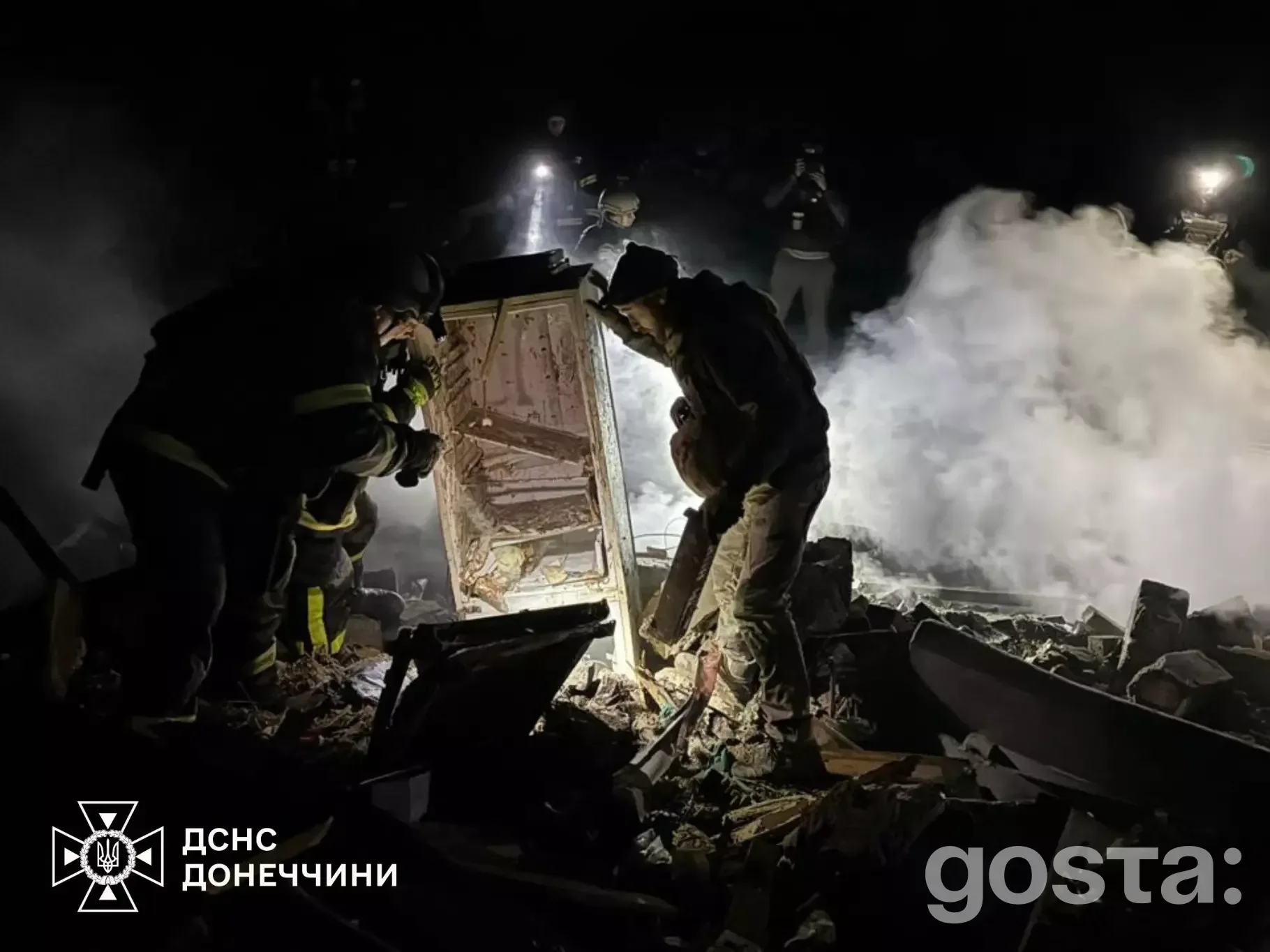 Рятувальники на місці обстрілу вночі в Донецькій області, дим і уламки від атак російських безпілотників.