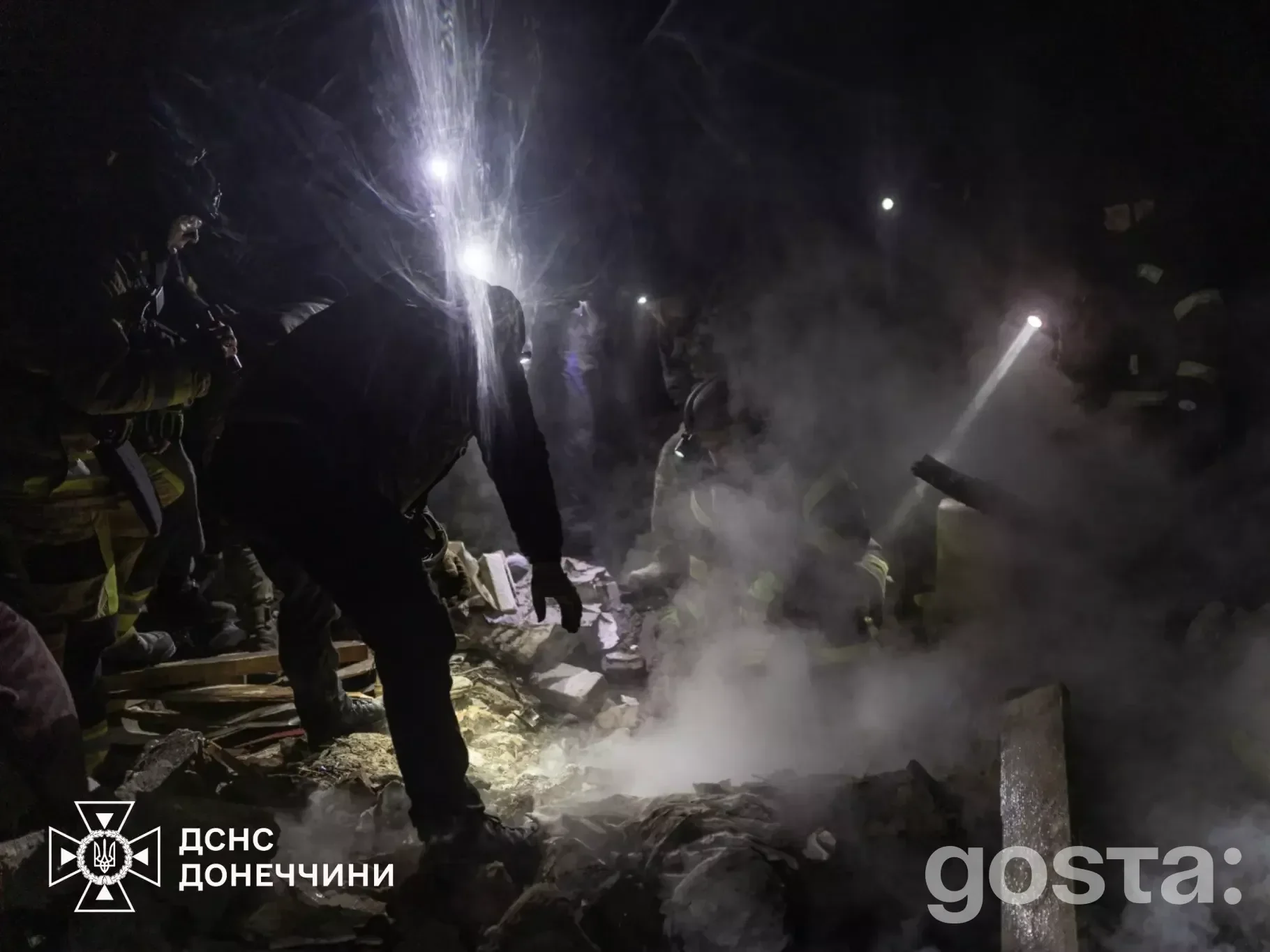 Рятувальники працюють вночі після обстрілів на сході України, використовуючи ліхтарики для пошуку та евакуації постражда