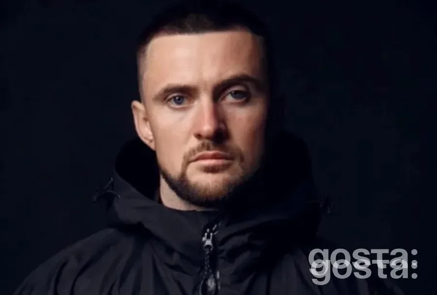 Фото Олександра Ярмака, який обговорює інцидент крадіжки у потязі