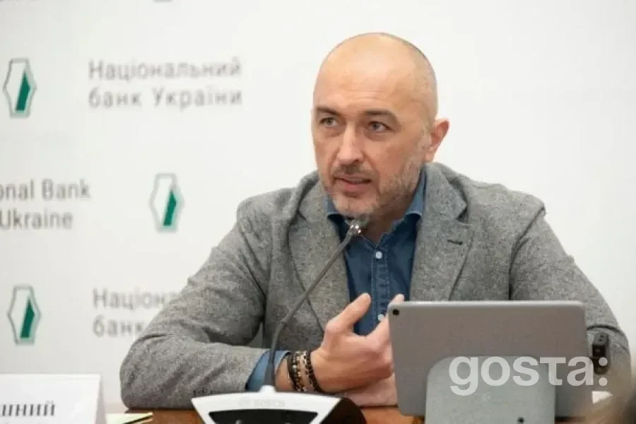 Голова НБУ закликає підтримувати гривню, але інвестує у валюту