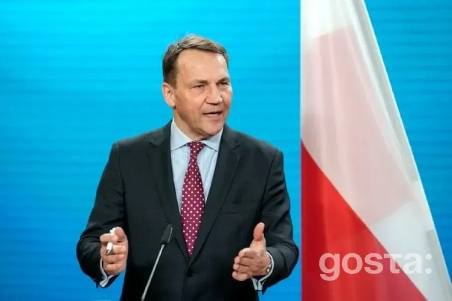 Радослав Сікорський жорстко розкритикував заяву угорського дипломата про українського військового