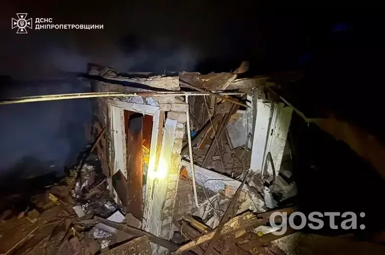 На фото зображено руїни будівлі після російських атак на інфраструктуру України з вогнем всередині.