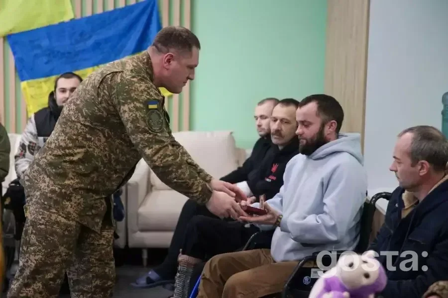 Командувач НГУ вручає нагороду пораненому нацгвардійцю у лікарні, героїчні воїни отримують підтримку.