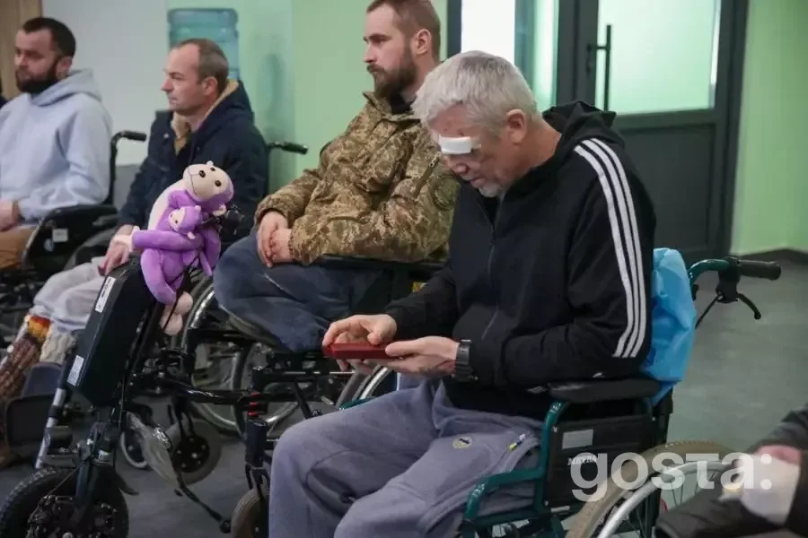 Командувач НГУ відвідує поранених воїнів Нацгвардії України в лікарні.
