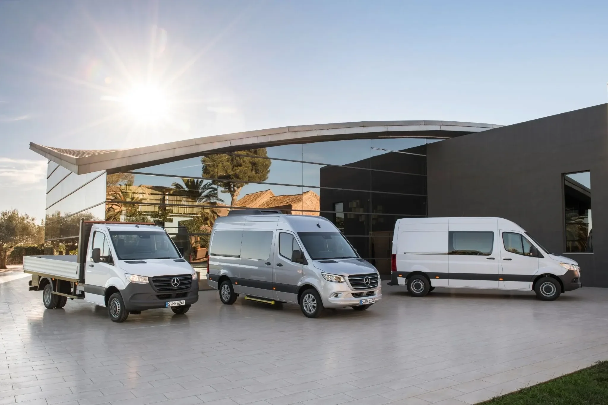 Сервісна бригада розвантажує обладнання з Mercedes-Benz Sprinter