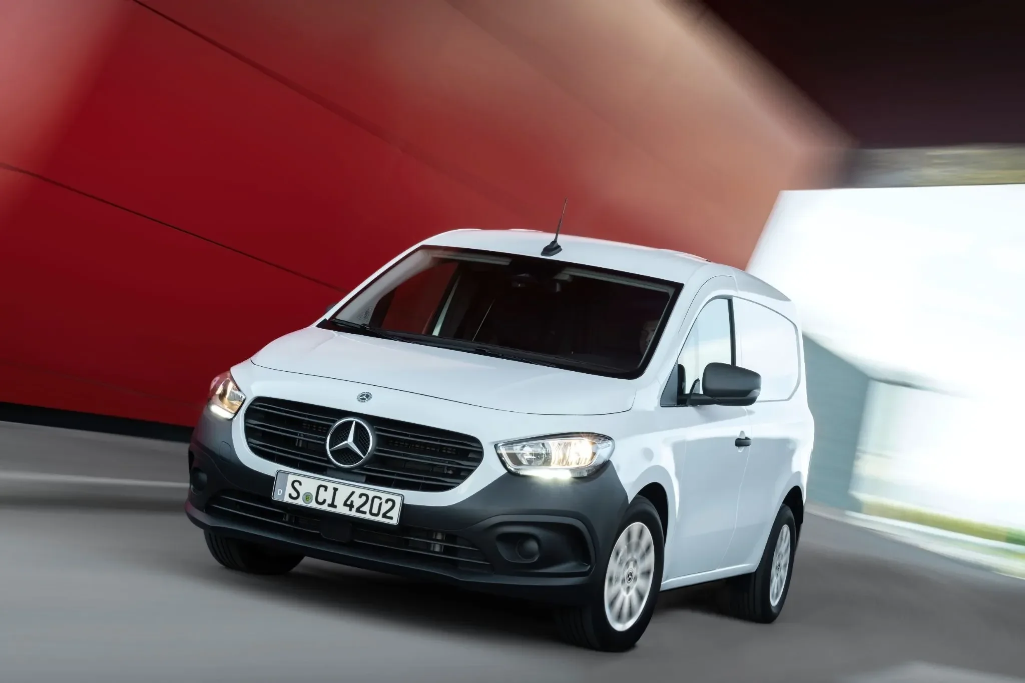 Кур'єрський мікроавтобус Mercedes-Benz Vito під час адресної доставки в місті