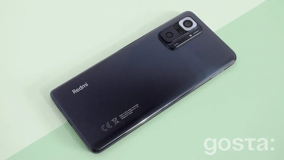 Телефон Redmi на столі - Як розблокувати телефон Xiaomi