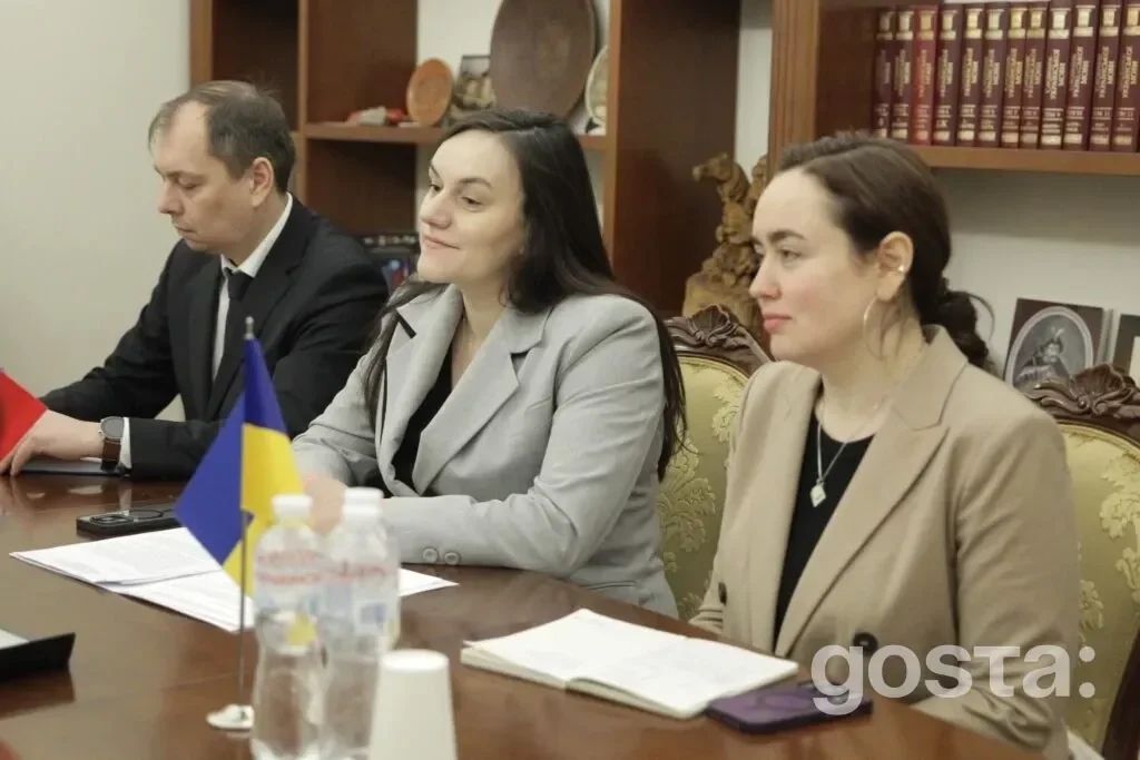 Не маю можливості визначити, хто зображений на фото. Але ось відповідний текст для SEO-оптимізації:
"Зустріч представни