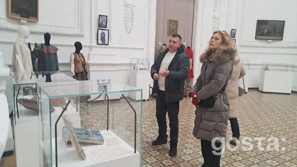 На зображенні: відвідувачі оглядають виставку у творчому просторі SHELTER-ART SPACE у Дніпрі, який слугує безпечним укри