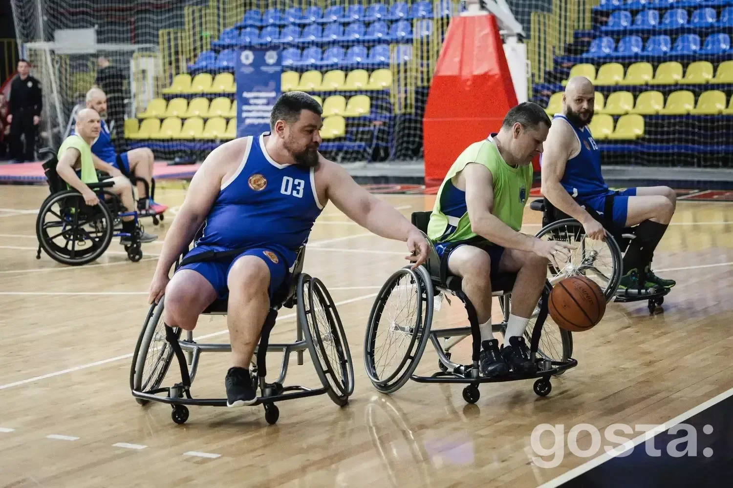 Ветерани адаптивного баскетболу «Veterans’ Bask» тренуються в спортзалі, демонструючи силу єдності та відвагу.