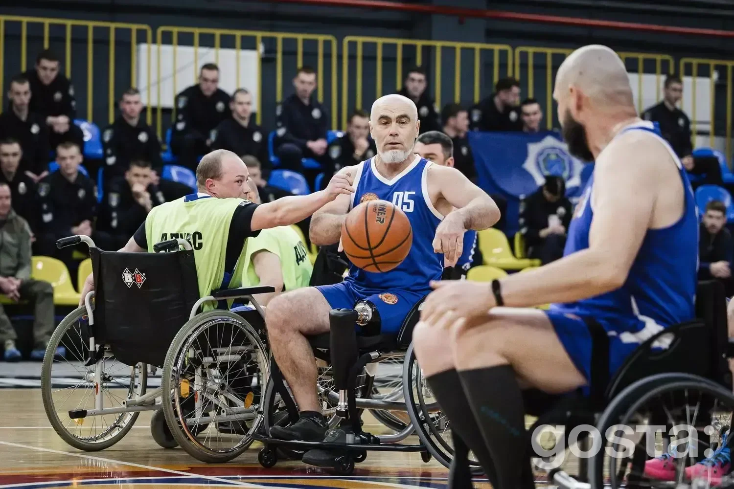 Ветерани грають в адаптивний баскетбол на презентації команди «Veterans’ Bask» у Дніпрі, символ єдності та реабілітації.
