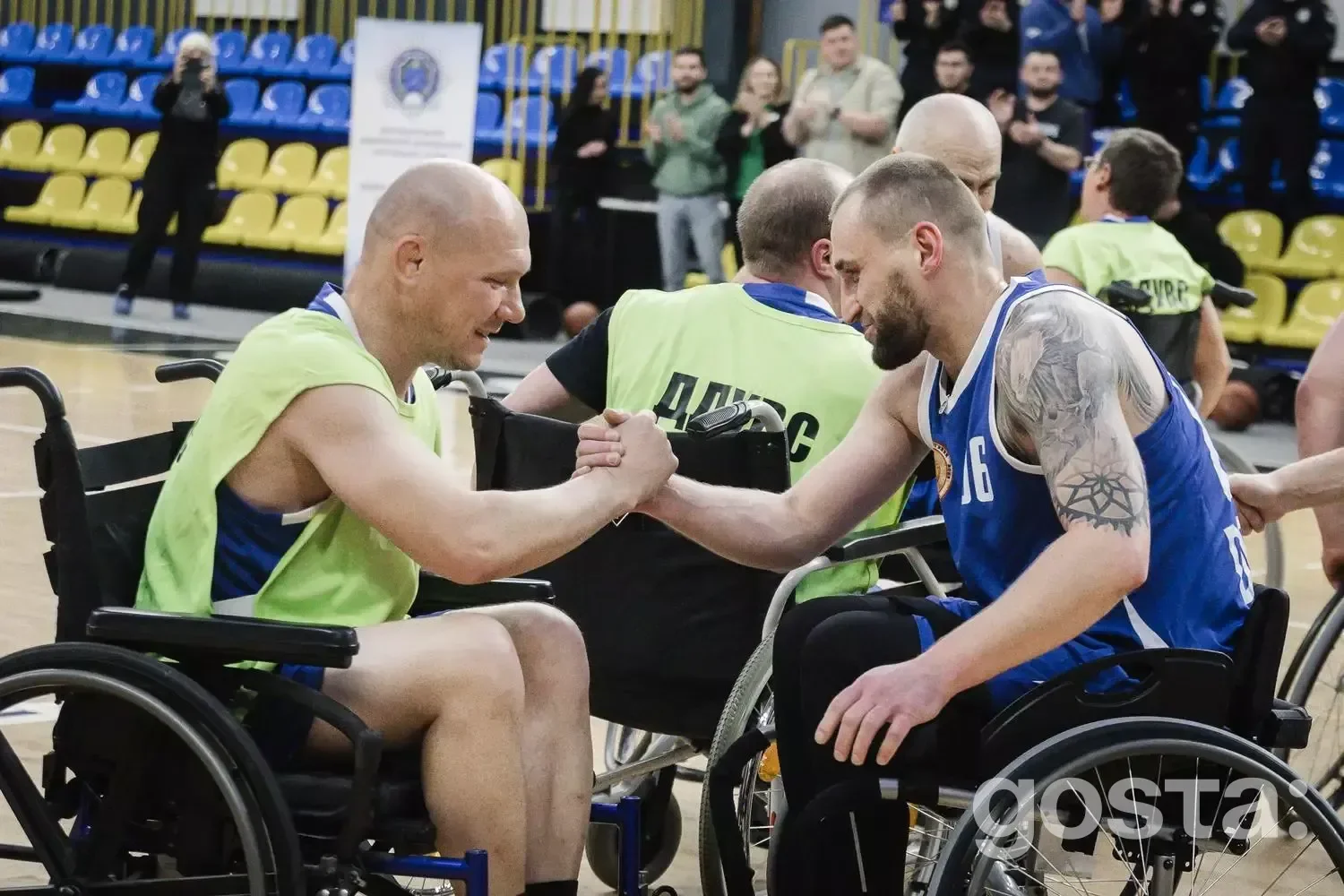 Ветерани у колясках вітають один одного на презентації команди адаптивного баскетболу «Veterans’ Bask» в Україні.