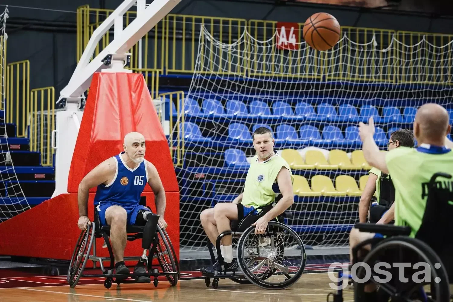 Команда адаптивного баскетболу 'Veterans’ Bask' під час тренування, символ єдності та підтримки ветеранів України.