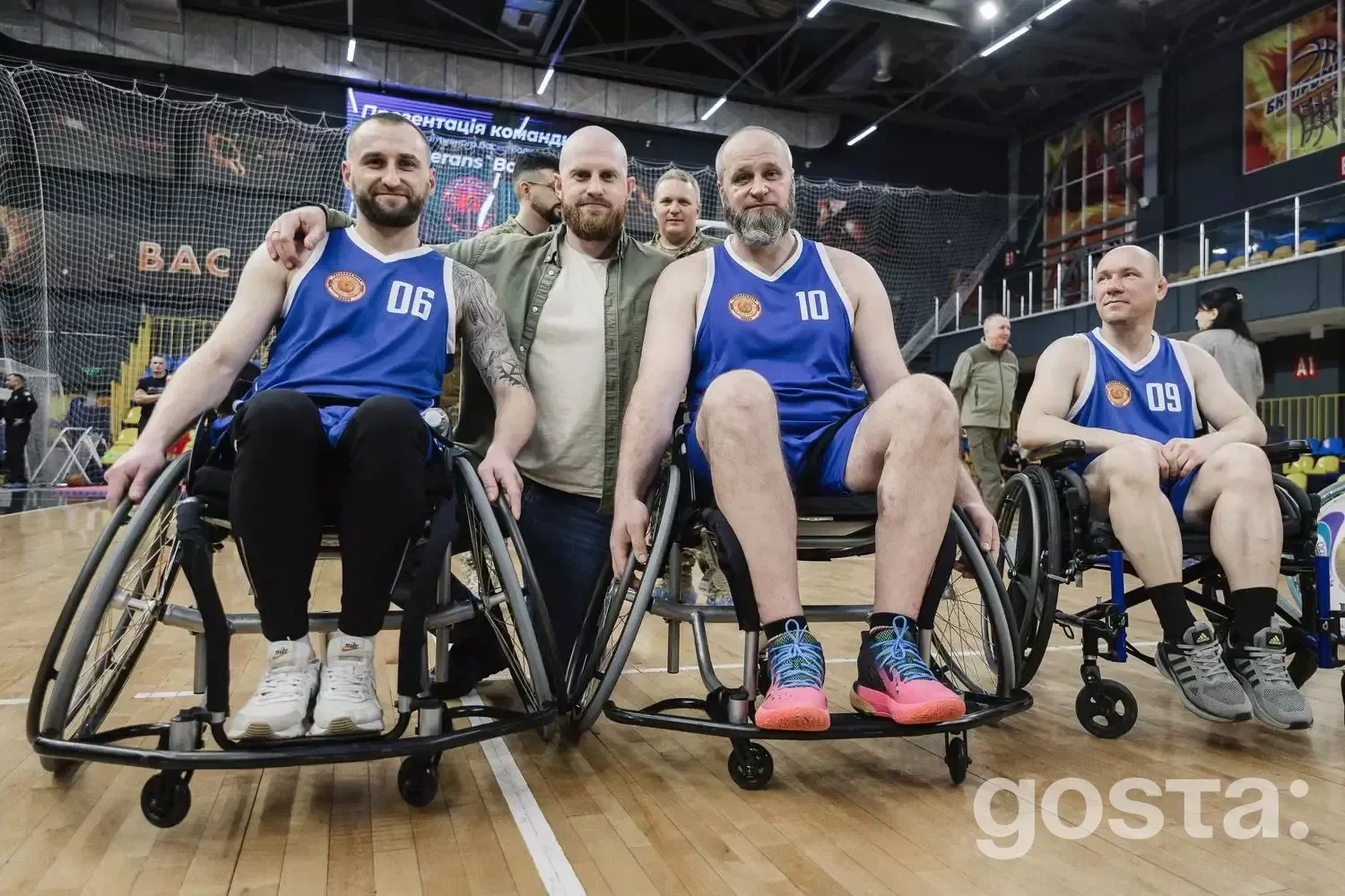 Ветерани у формі для адаптивного баскетболу 'Veterans’ Bask' на презентації команди в Дніпрі.