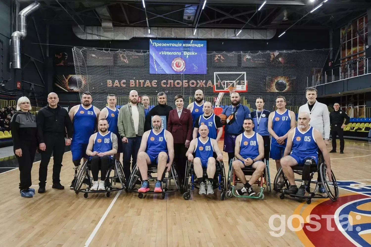Перша команда адаптивного баскетболу 'Veterans’ Bask' на презентації у Дніпрі, об'єднуючи ветеранів та МВС.