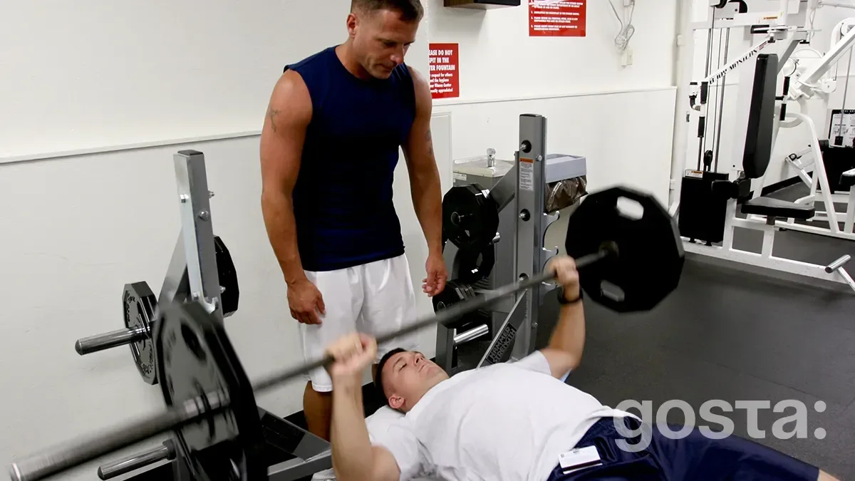 What mistakes are made when performing the bench press?