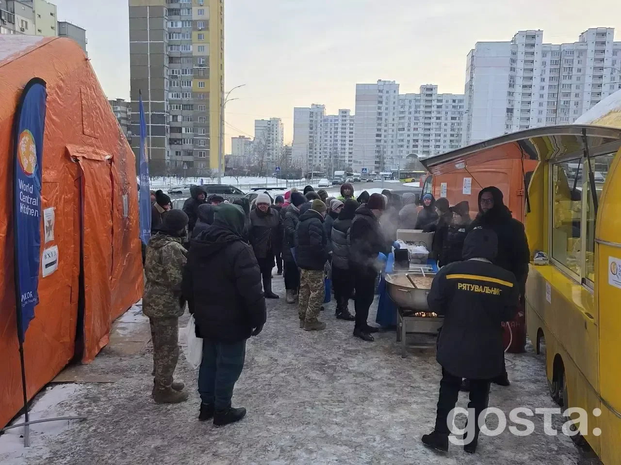 Люди в черзі біля наметів обігріву у Києві, розгорнутих ДСНС України та World Central Kitchen для допомоги в мороз.
